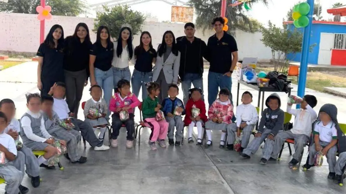 Estudiantes de la UJED llevan felicidad a niños de la región lagunera